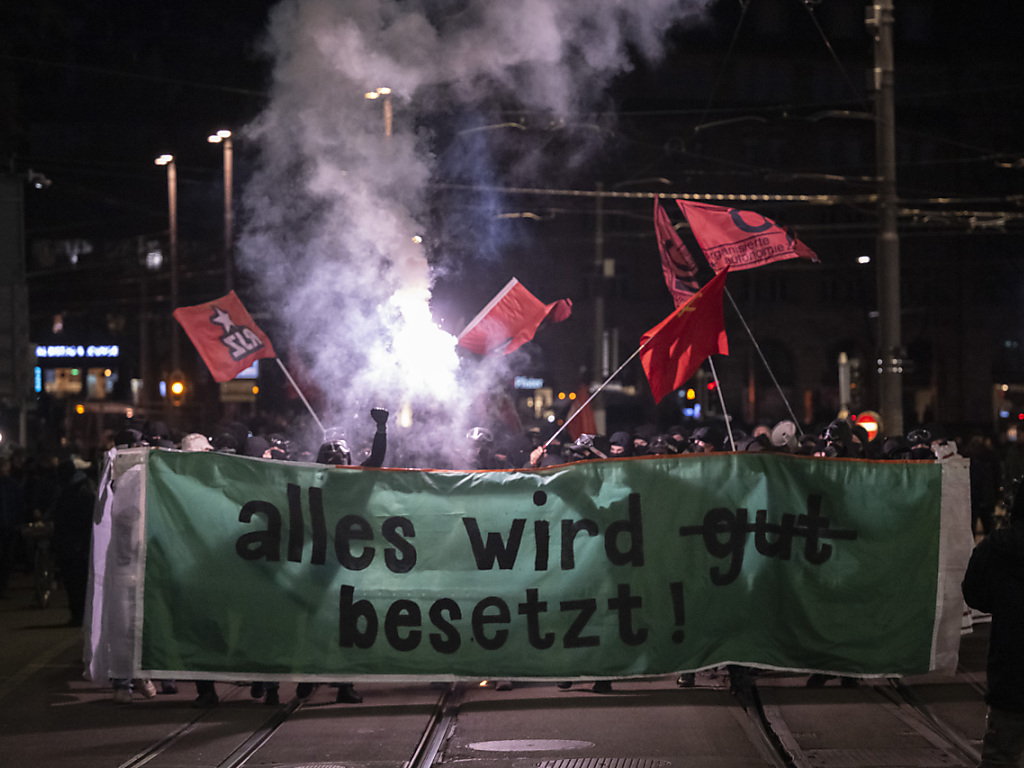 Polizei Nimmt Vier Personen An Unbewilligter Demo In Zürich Fest Radio Beo 